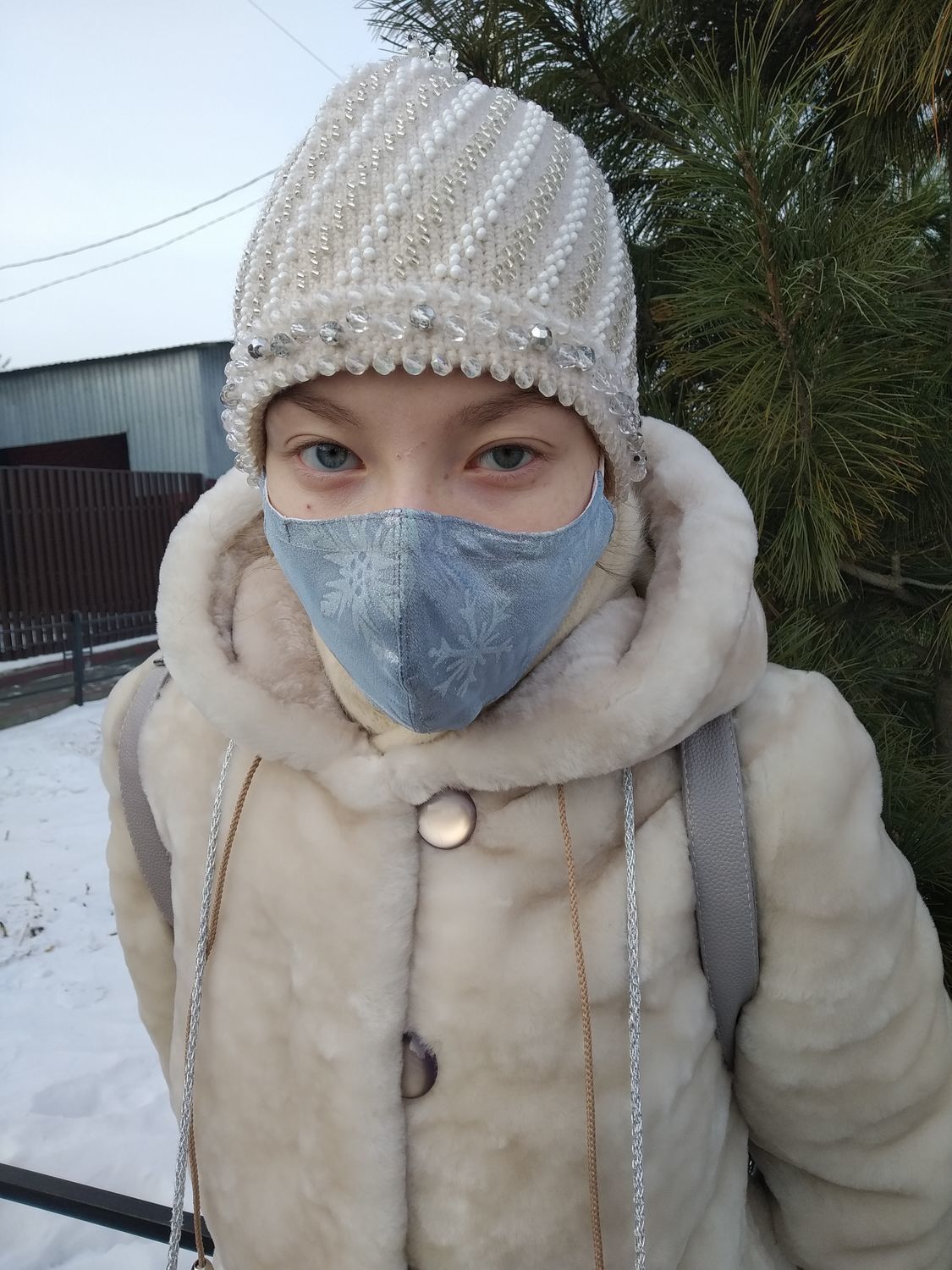 Фото №1 к отзыву покупателя Ольга о товаре Защитная многоразовая маска из парчи новогодняя