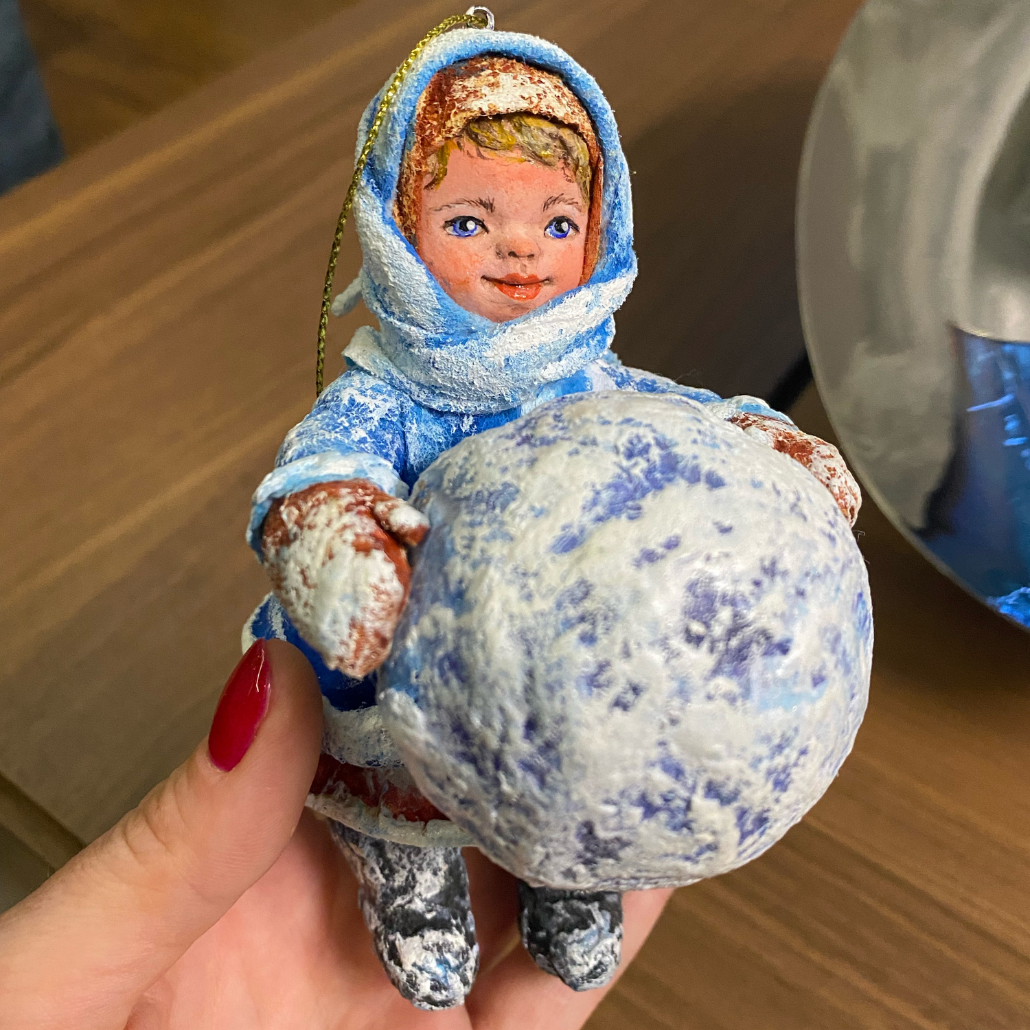 Photo №1 к отзыву покупателя anastasiya о товаре Авторская ватная ёлочная игрушка Детство синий белый красный