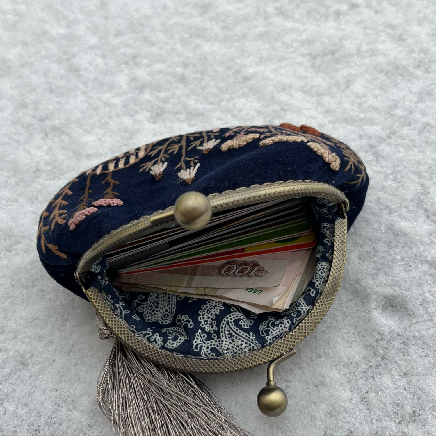 Фото №1 к отзыву покупателя Ольга о товаре "Botanica "- бархатный кошелёк с вышивкой.