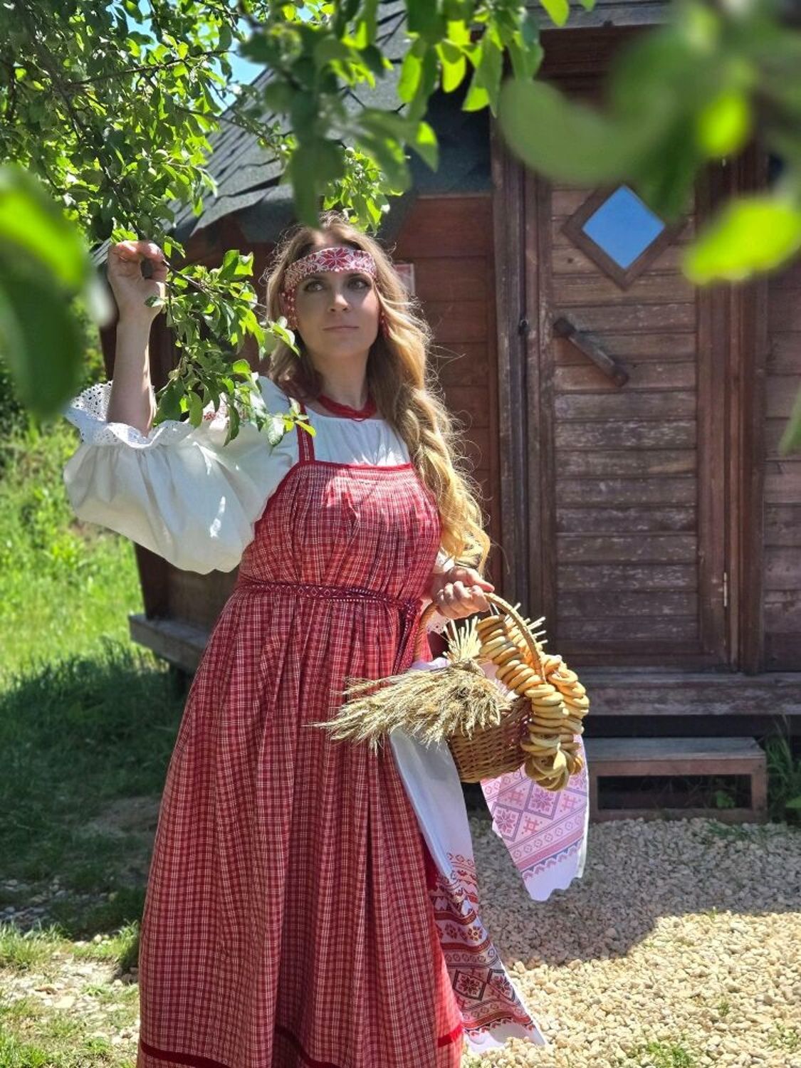 Фото №1 к отзыву покупателя Ирина о товаре Народный костюм.Традиционный сарафан,рубаха длинная, пояс тканый.