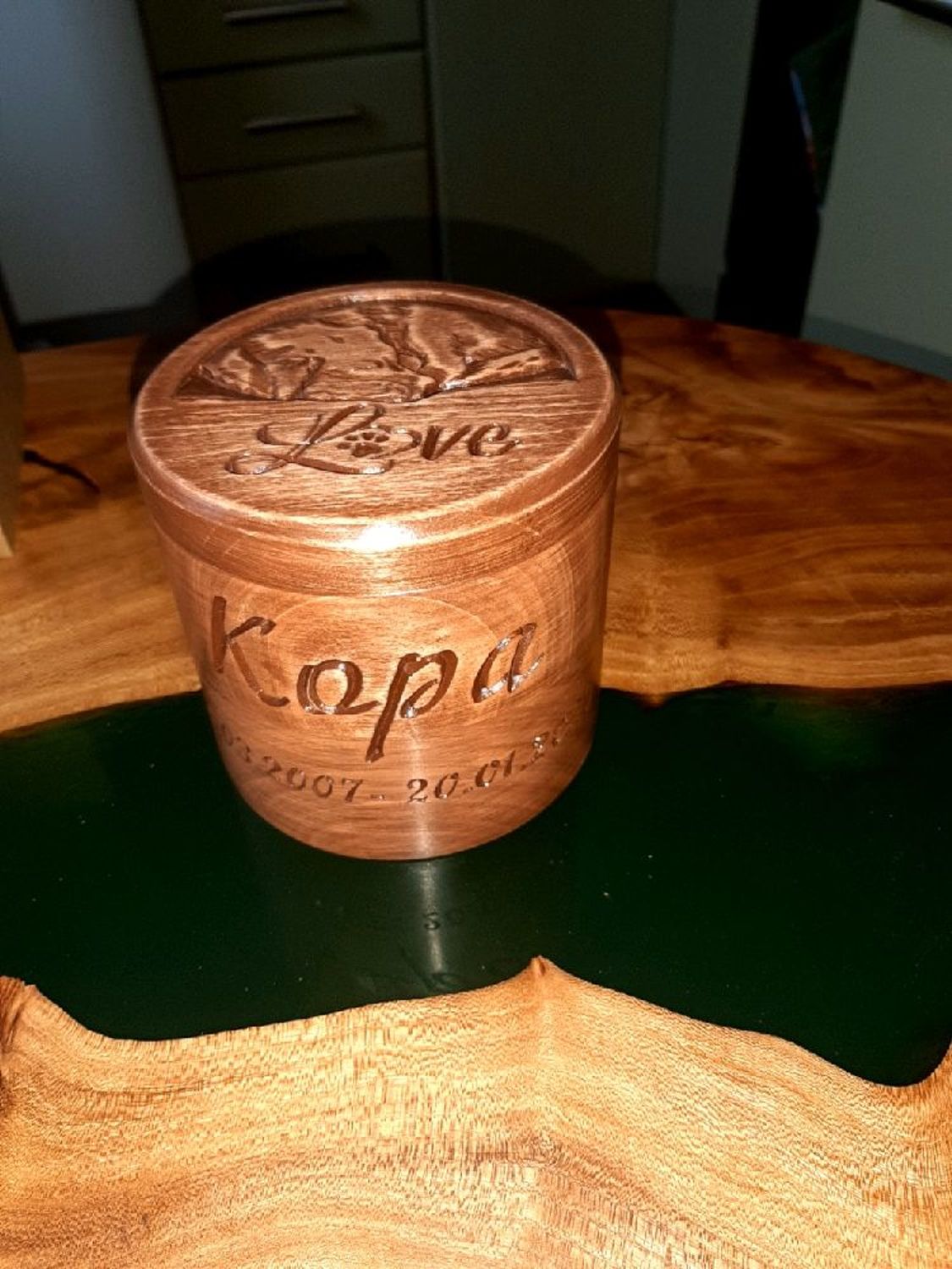 Фото №1 к отзыву покупателя Ольга Кушаньева о товаре Carved wood urn for a cat. Small round urn for animals