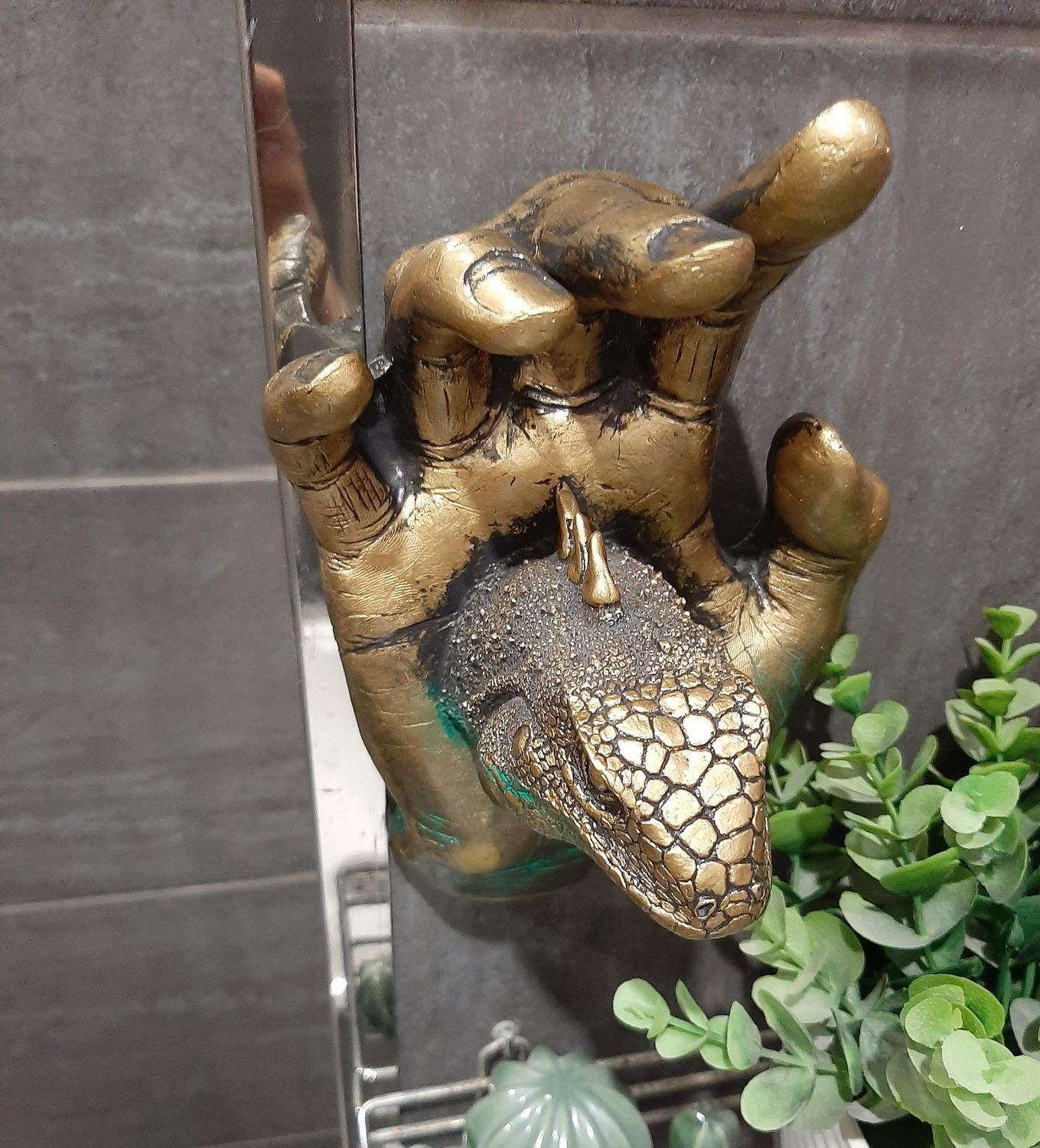 Фото №2 к отзыву покупателя Alina о товаре Игуана декоративная Фигурка игуана из ладони Игуана на руке