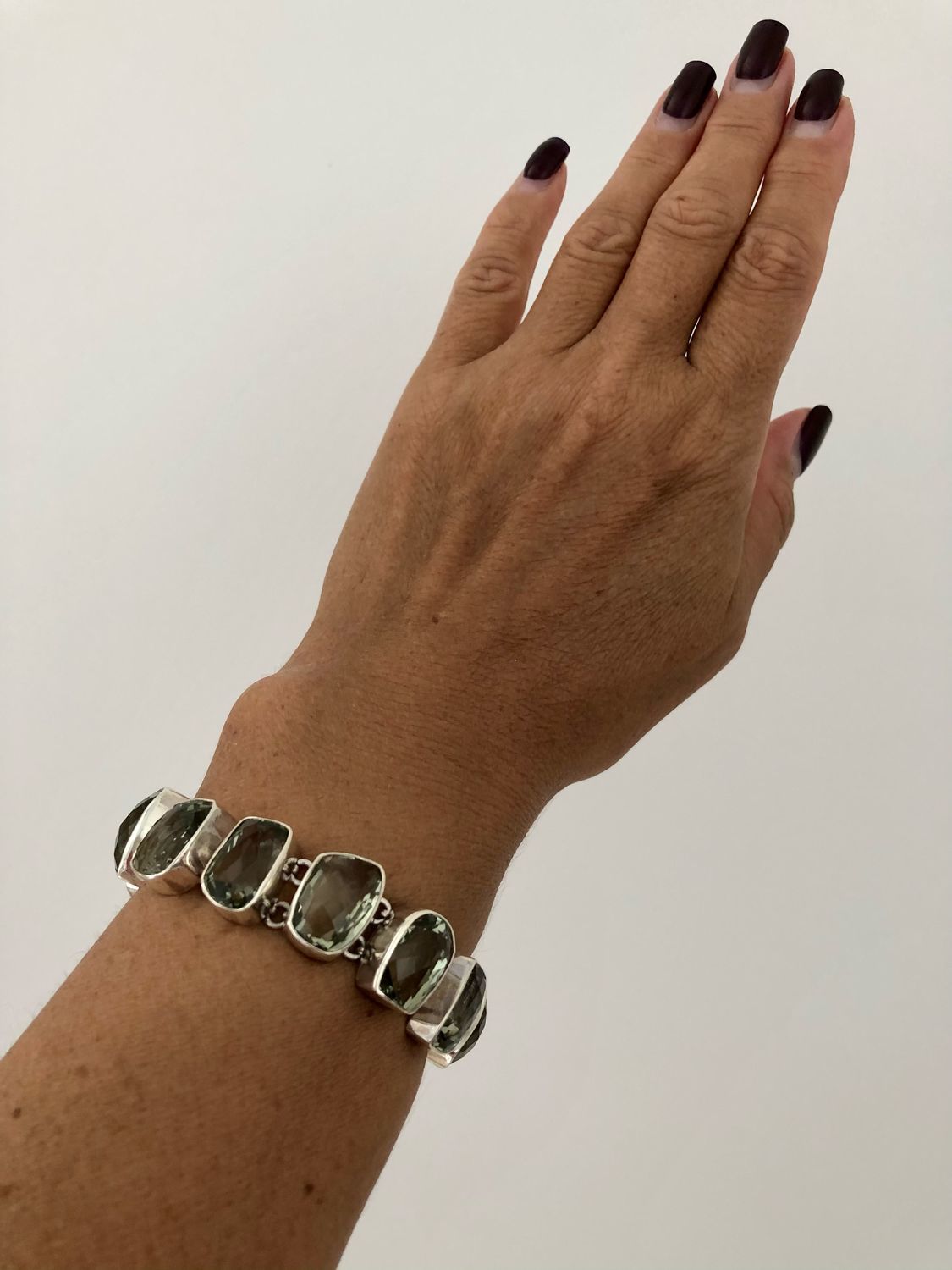 Фото №3 к отзыву покупателя Silk and leather jewelry Maryna Zhak о товаре Браслет из серебра и натурального зеленого топаза
