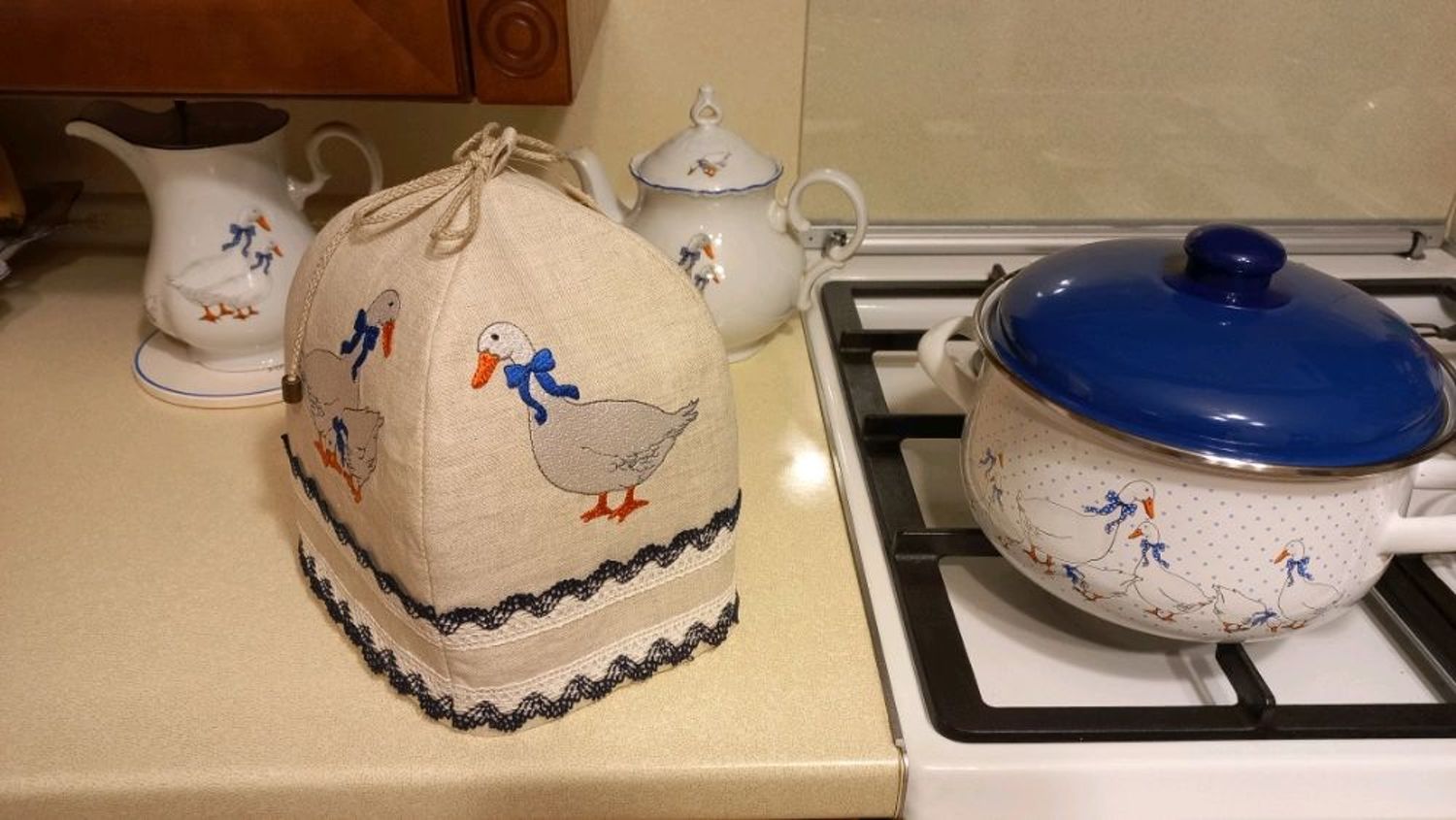 Фото №1 к отзыву покупателя Константин о товаре Грелка на чайник "Чешский гусь" с вышивкой.Лен 100%