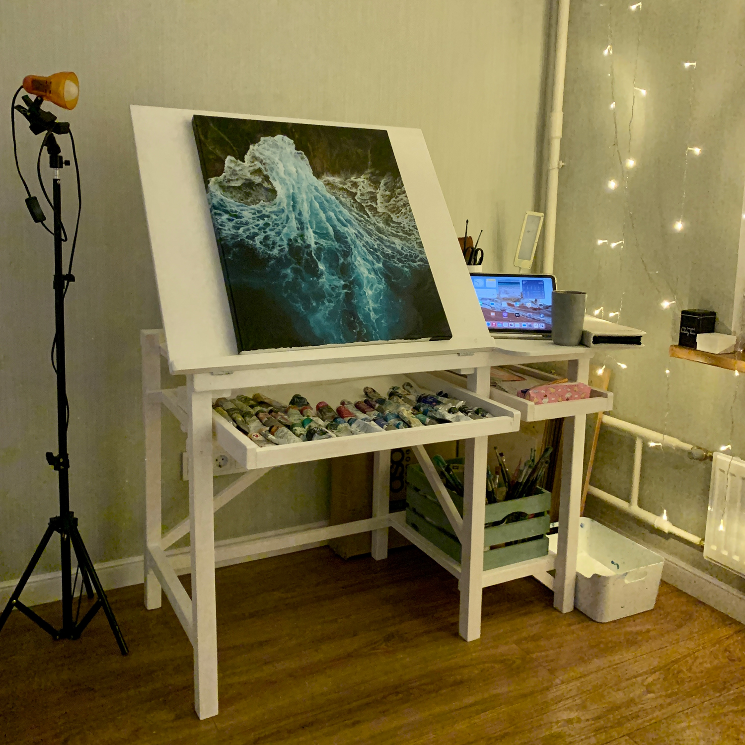 Photo №1 к отзыву покупателя Kseniia Kashkarova о товаре Стол-мольберт "Творческий уголок", стол для рисования.