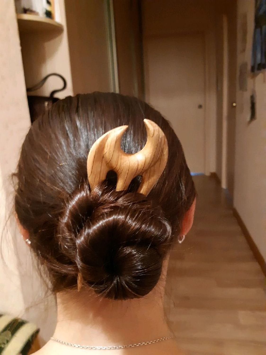 Фото №2 к отзыву покупателя Дмитриева Мария о товаре Заколка для волос из дерева "Клеопатра" (дуб)