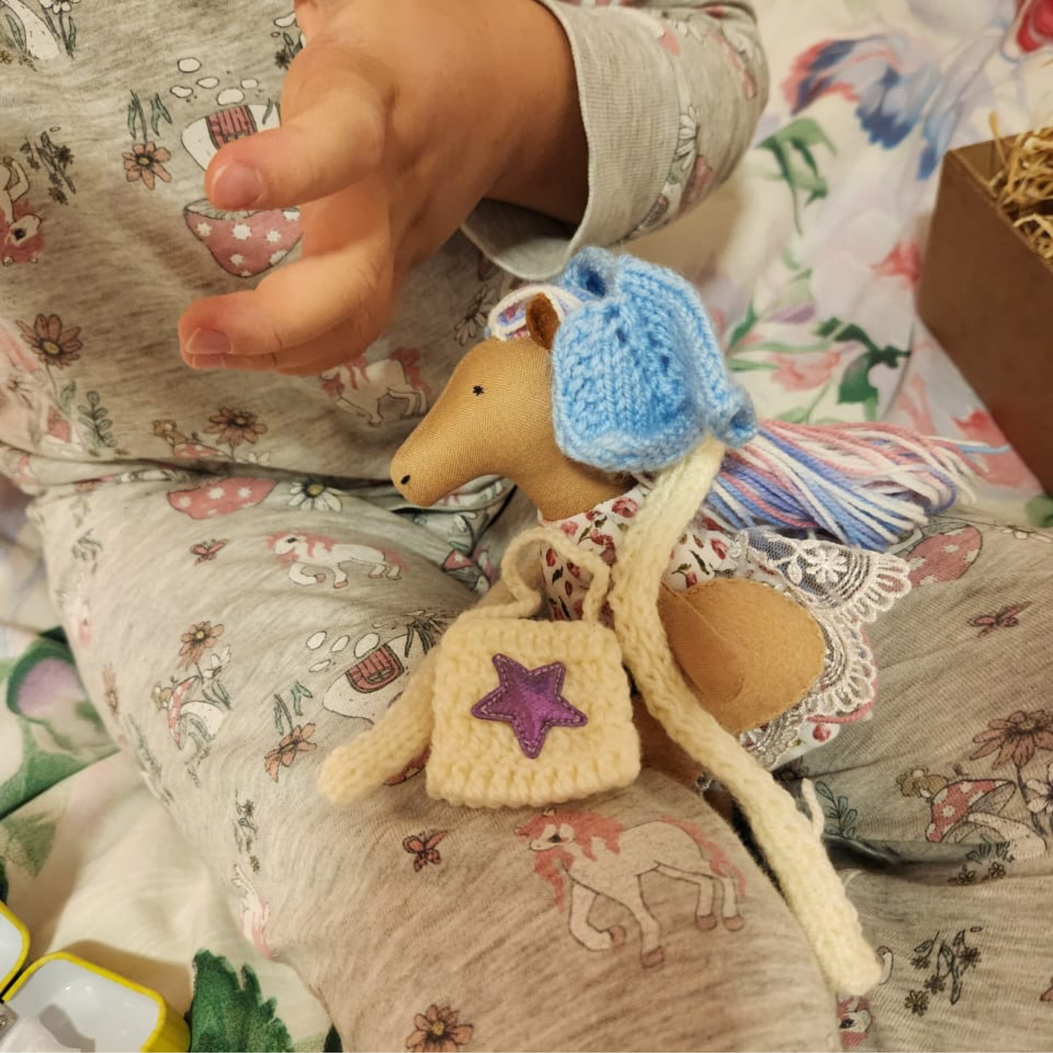 Фото №4 к отзыву покупателя Мамина забота  (уют тепло любовь и красота) о товаре лошадка, кукла с набором одежды, кукла с гардеробом, игрушка в сумке