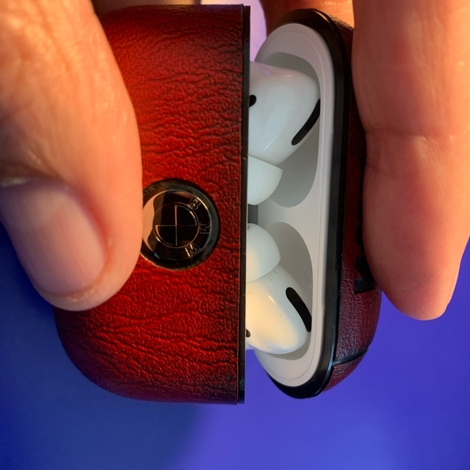 Фото №2 к отзыву покупателя Андрей о товаре Кожаный чехол Airpods (BMW)