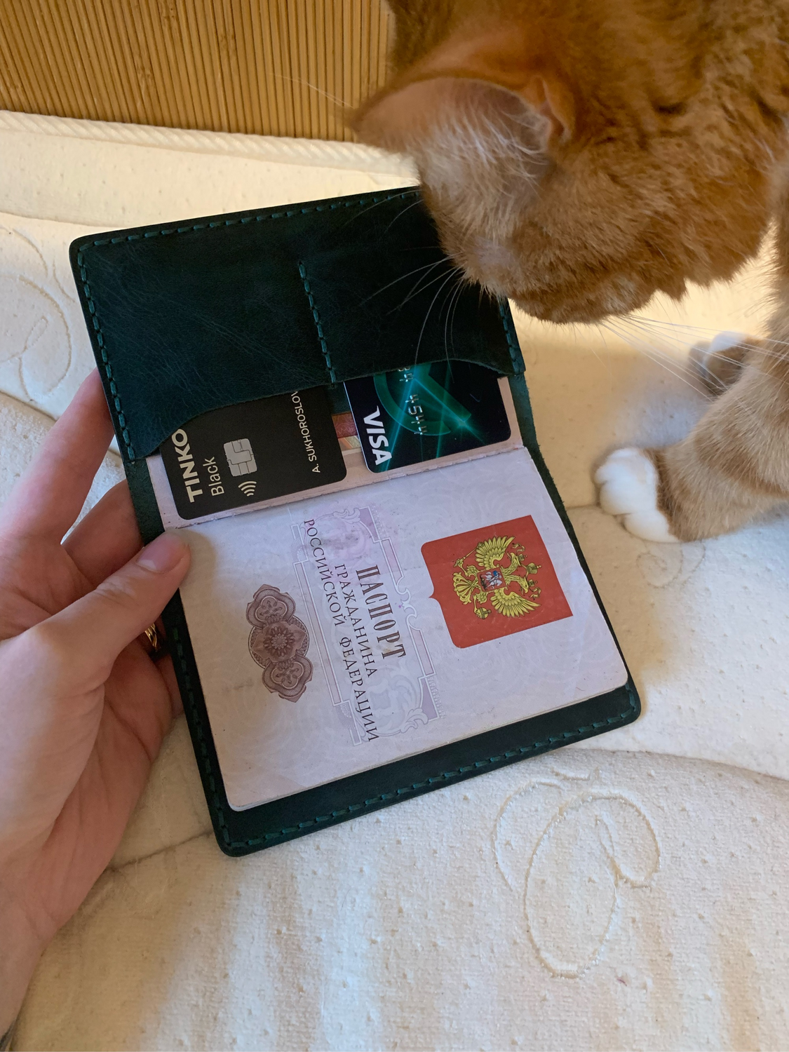 Photo №1 к отзыву покупателя Anastasia о товаре Зеленая кожаная обложка на паспорт с отделениями для карт
