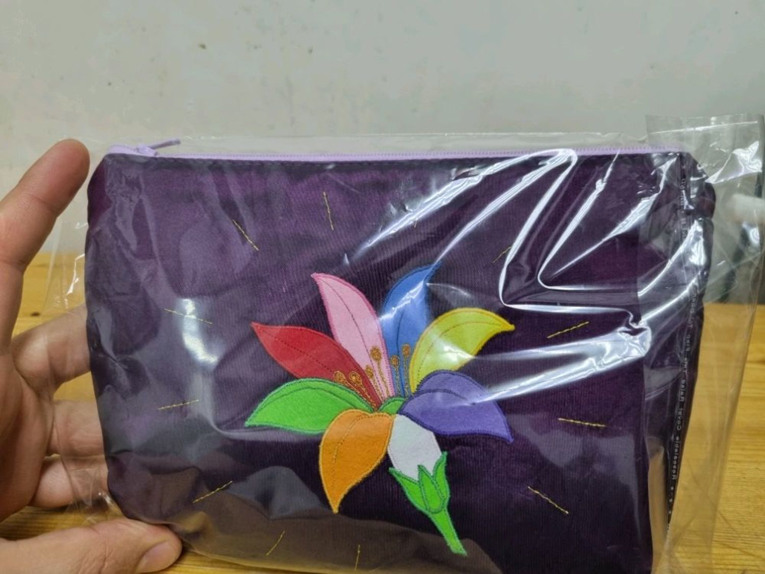 Фото №2 к отзыву покупателя Nazarov Khurshed о товаре Косметичка из ткани на молнии с аппликацией Цветик-семицветик.