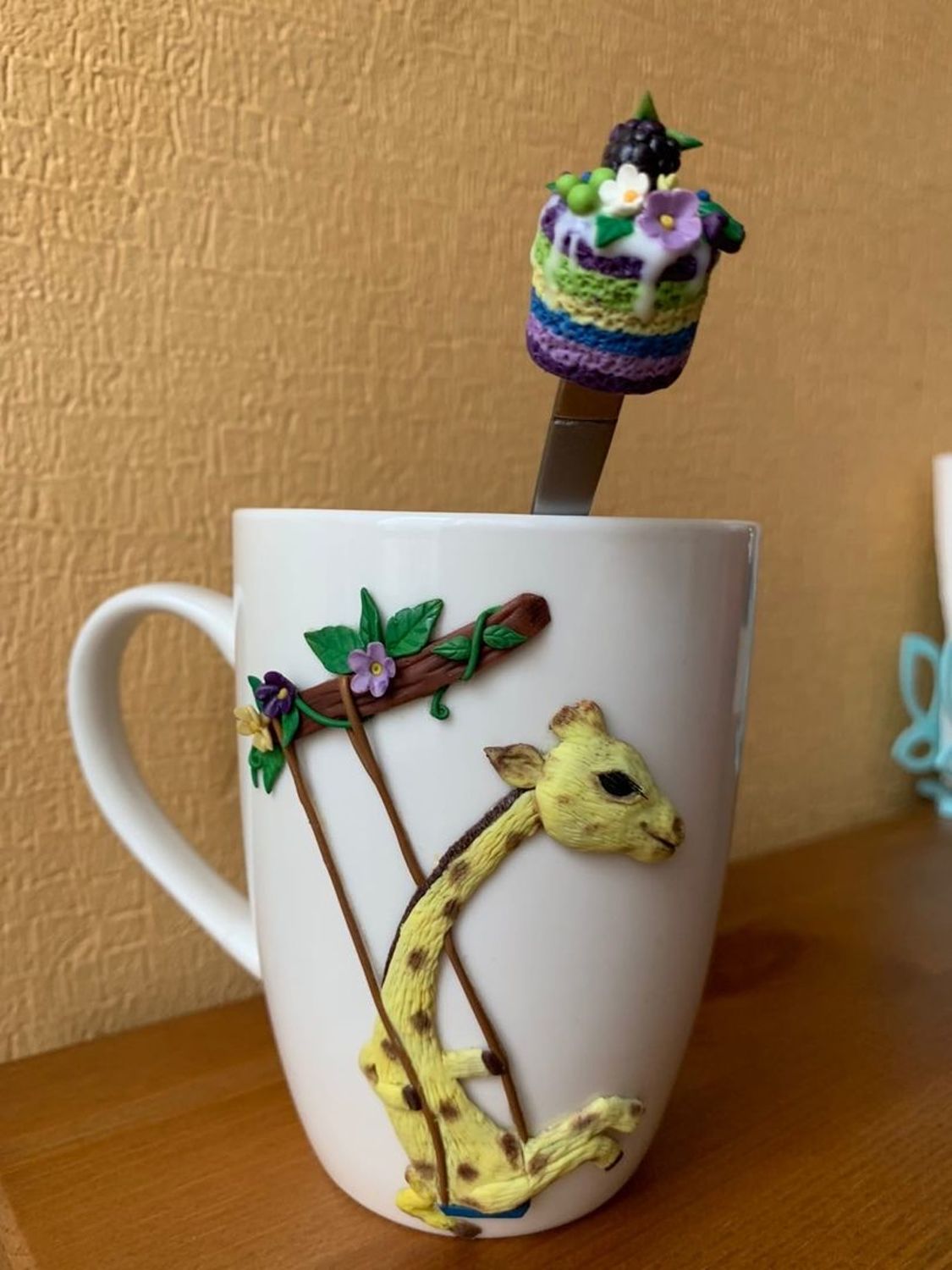 Фото №3 к отзыву покупателя Анна о товаре Кружка с декором Веселая жирафа