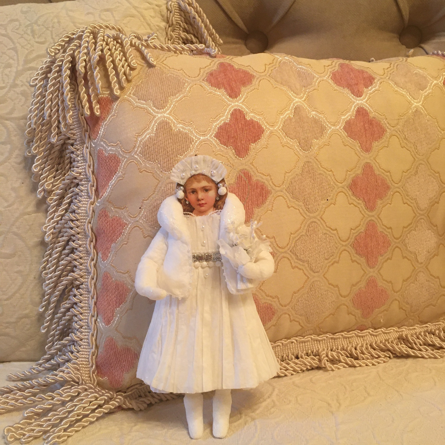 Photo №2 к отзыву покупателя Irasokoloff о товаре "Девушка в белом". Ватная интерьерная игрушка.