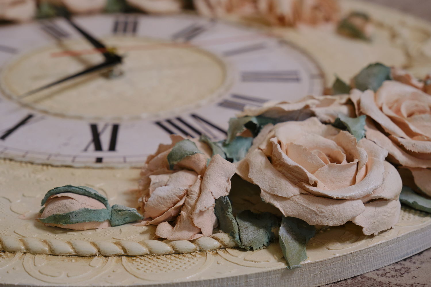 Photo №5 к отзыву покупателя Dmitrij о товаре Часы "Люси"  с объемными розами скульптурная живопись 50 см