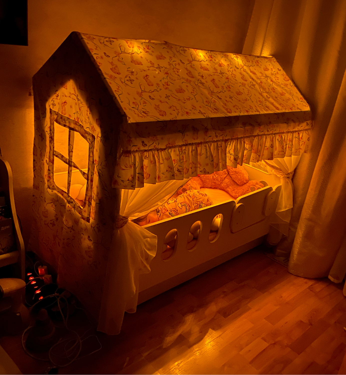 Фото №3 к отзыву покупателя Ирина о товаре Крыша и занавески для детской кровати-домика