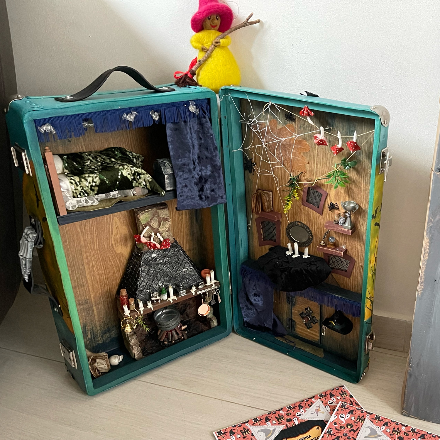 Photo №1 к отзыву покупателя Anna о товаре "Домик маленькой Ведьмочки" кукольный домик в чемодане