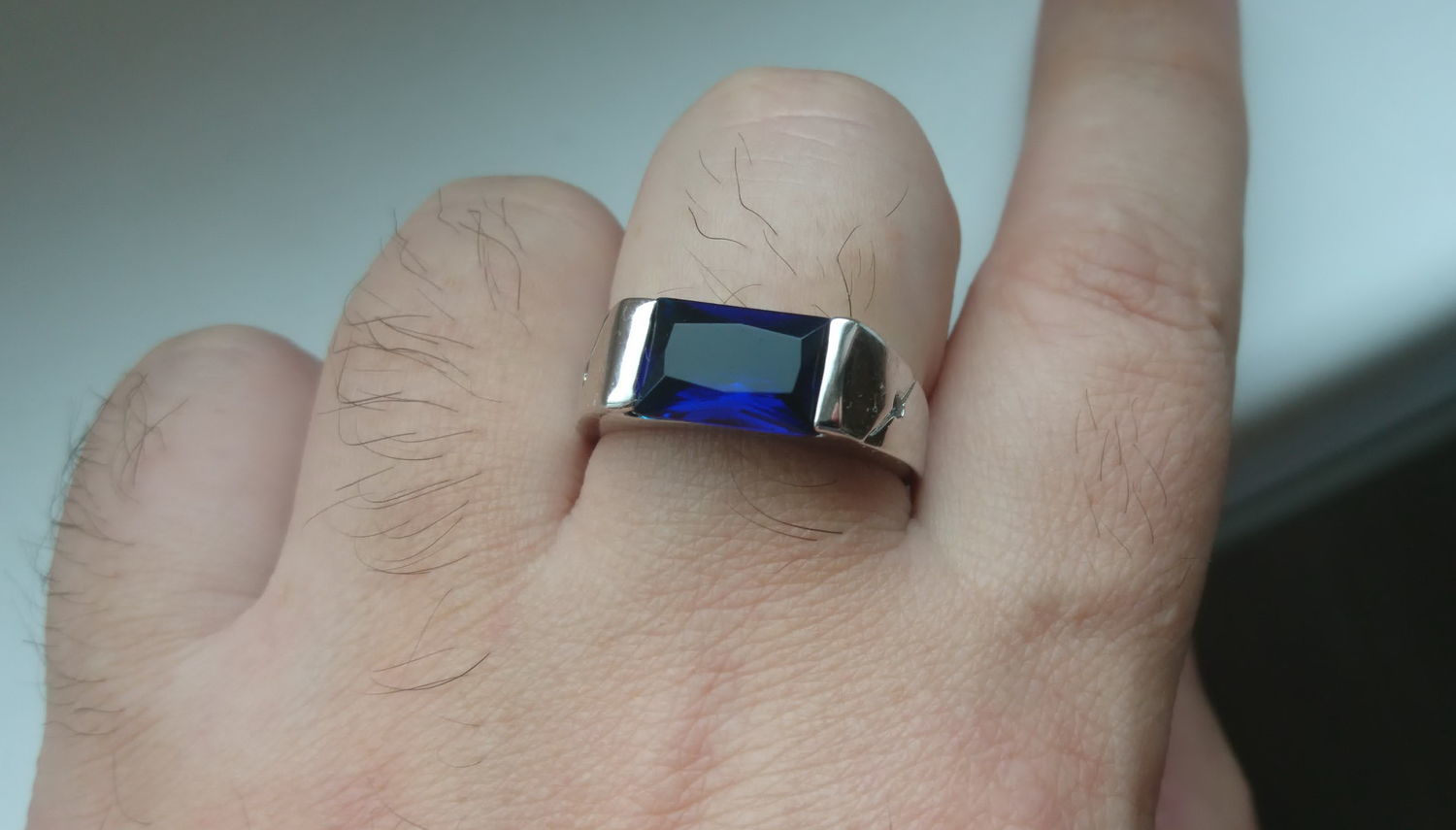 Фото №1 к отзыву покупателя Виталий о товаре Мужское кольцо с синим гранёным камнем