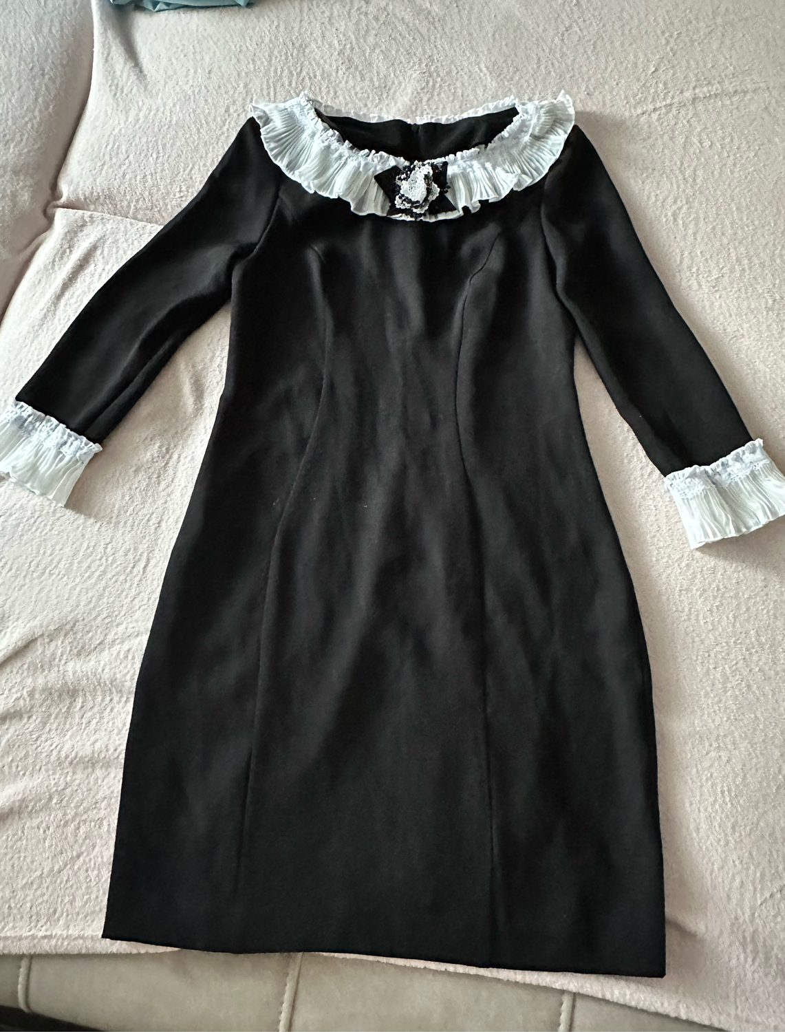 Photo №1 к отзыву покупателя Ekaterina о товаре Классика чёрное платье футляр