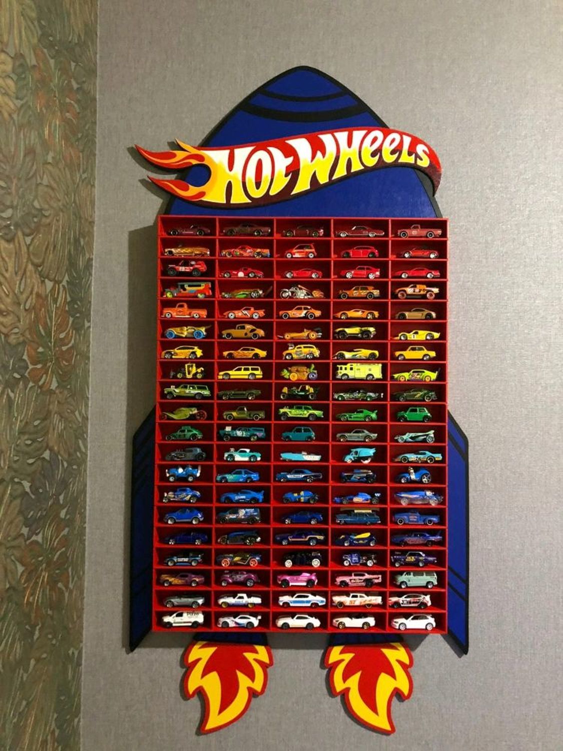 Фото №1 к отзыву покупателя Alina Burlakova о товаре Полка для машинок Hot Wheels.  Подарок мальчику. Полка для машинок