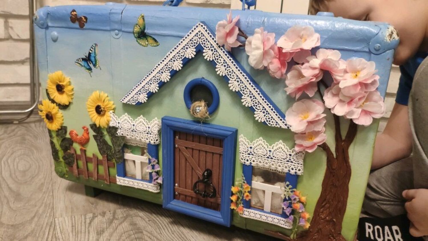 Photo №4 к отзыву покупателя spiritual gifts о товаре Сказка "Курочка Ряба" - кукольный домик в чемодане.
