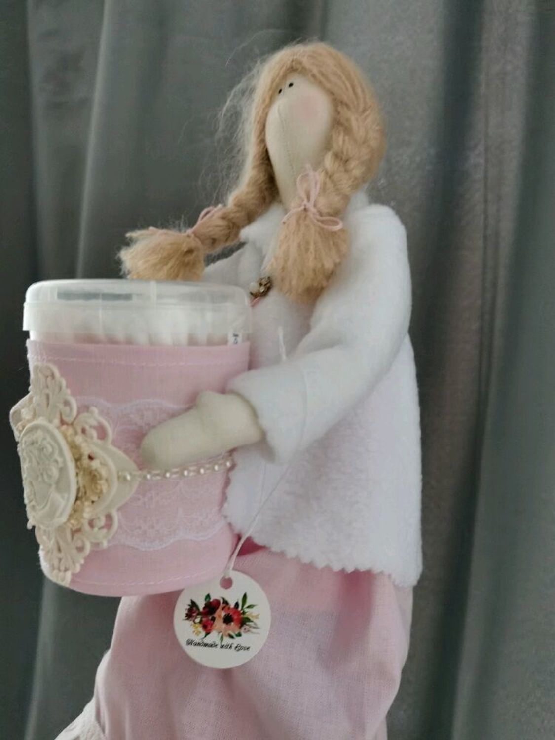 Фото №2 к отзыву покупателя Svechi1976veru о товаре Куклы Тильда: Хранительница ватных дисков и палочек
