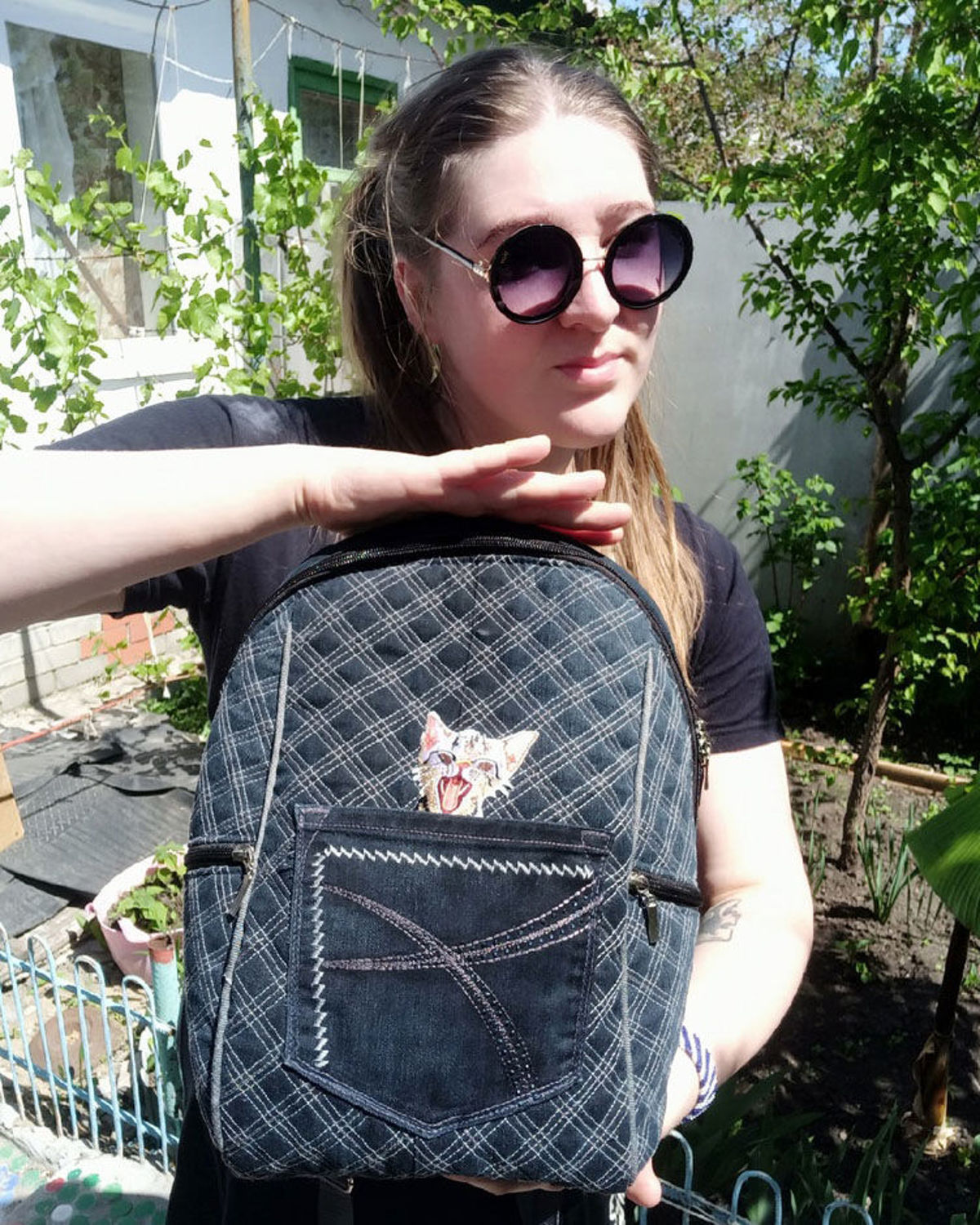 Photo №1 к отзыву покупателя Avtorskie kartiny EVA Artclub о товаре Джинсовый стеганый рюкзак с котиком