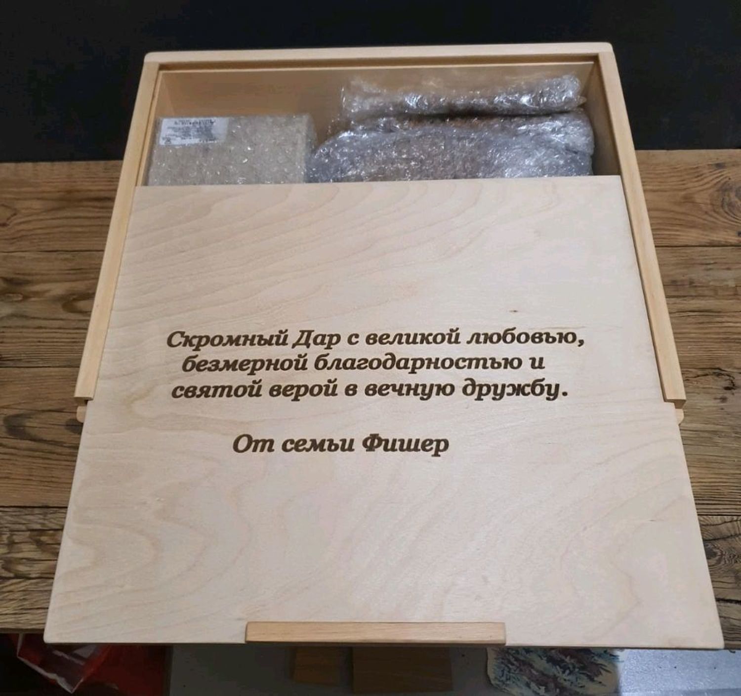 Фото №4 к отзыву покупателя Елена о товаре Минибар Лось на срезе дуба с хрустальными графином и лафитниками