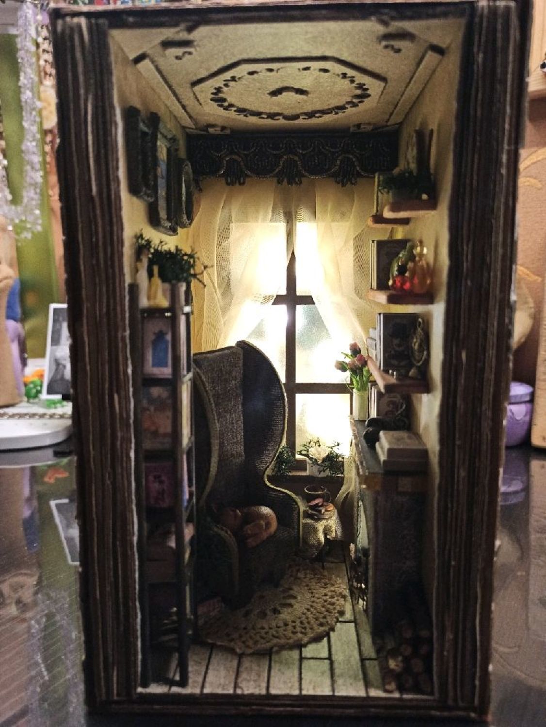 Фото №1 к отзыву покупателя Ольга о товаре Book nook ночник "Enigma" Держатель для книг.