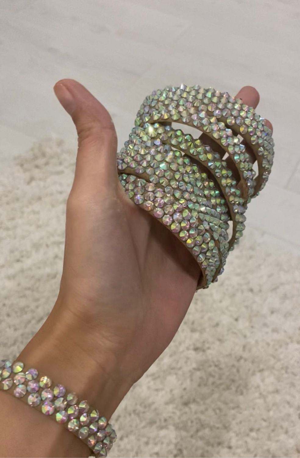 Photo №2 к отзыву покупателя Elena Andreevna о товаре Широкий блестящий браслет со стразами "Diamond"