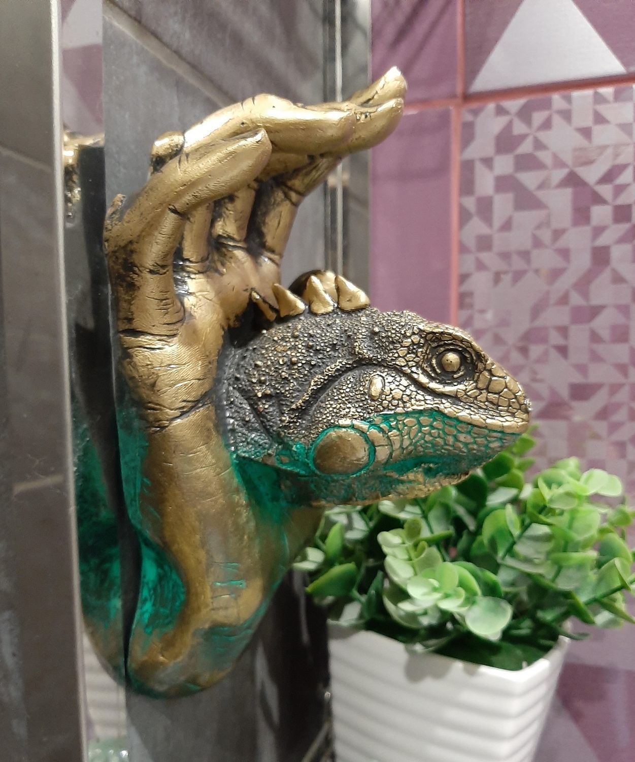 Фото №3 к отзыву покупателя Алина о товаре Игуана декоративная Фигурка игуана из ладони Игуана на руке