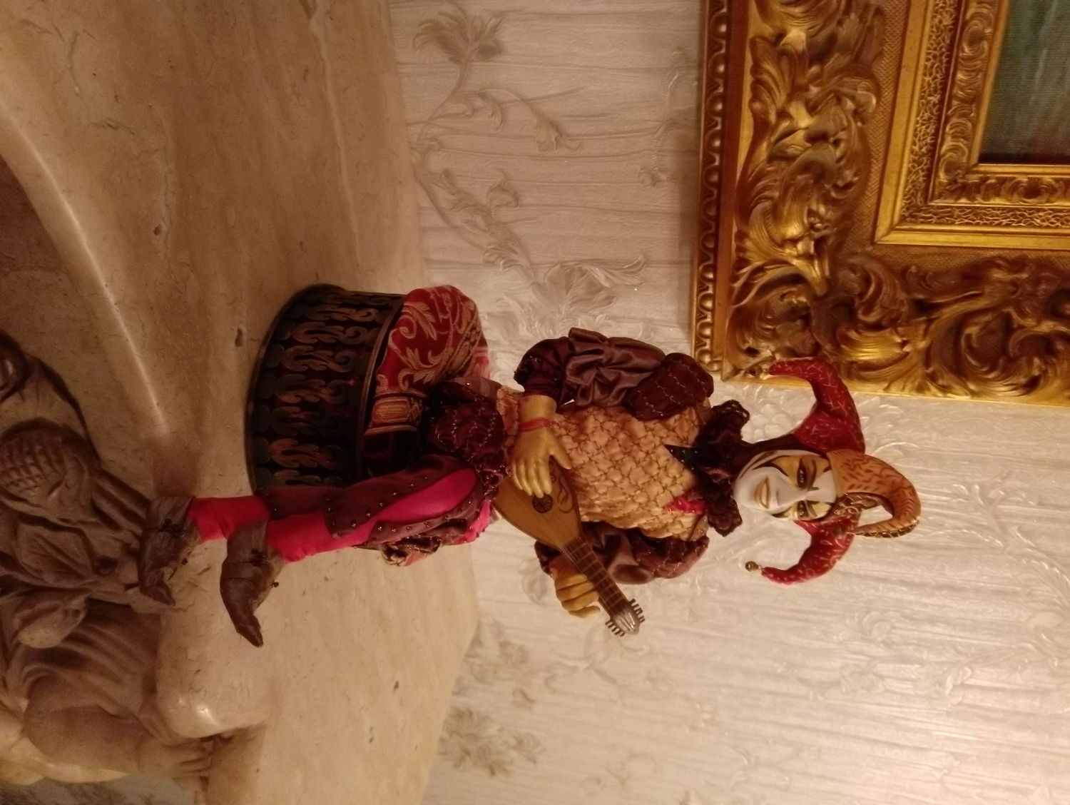 Photo №2 к отзыву покупателя Nola о товаре Авторская интерьерная кукла "Шут"