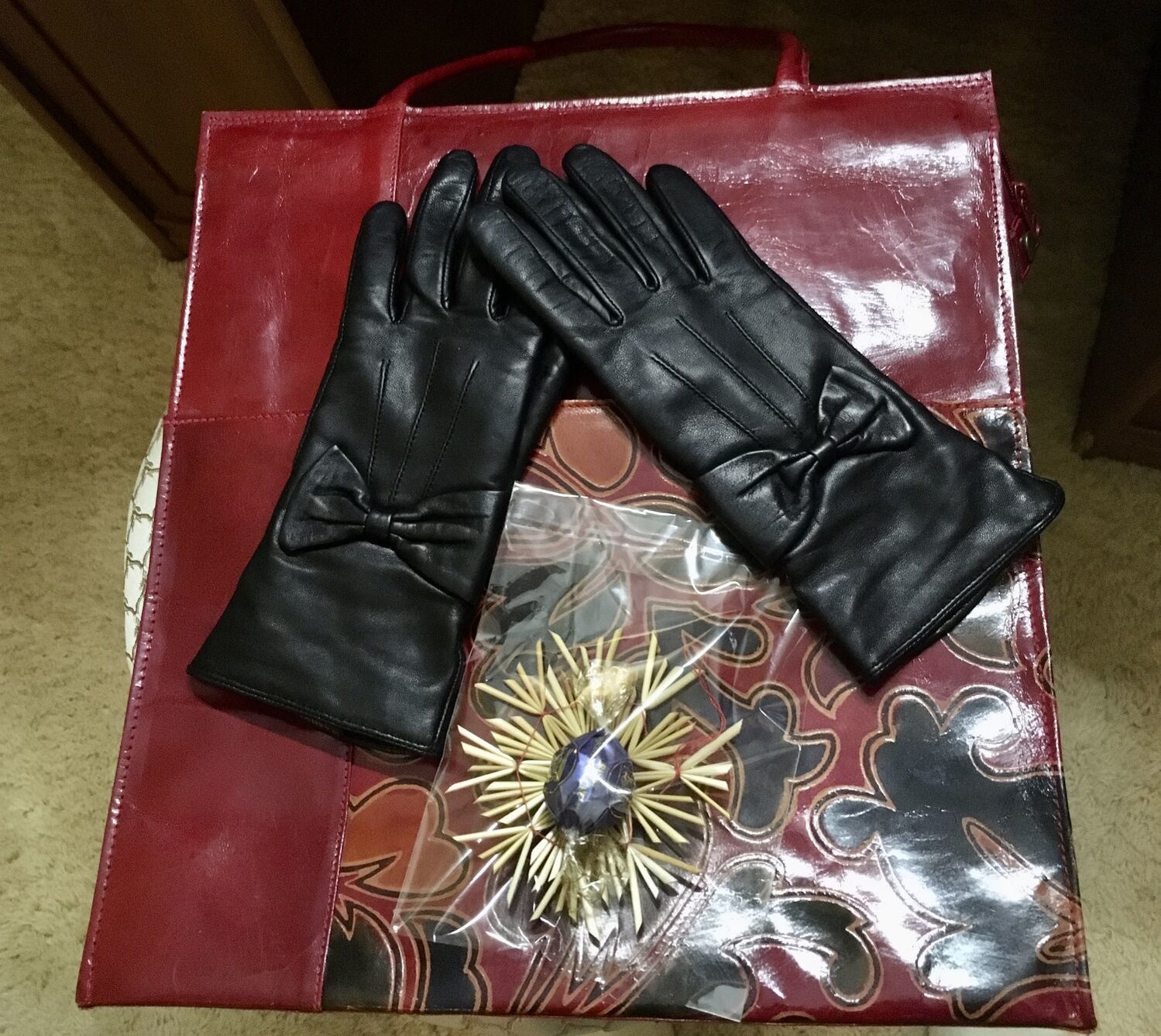 Фото №1 к отзыву покупателя Ольга о товаре Винтаж: Перчатки женские черные кожаные Италия и еще 1 товар