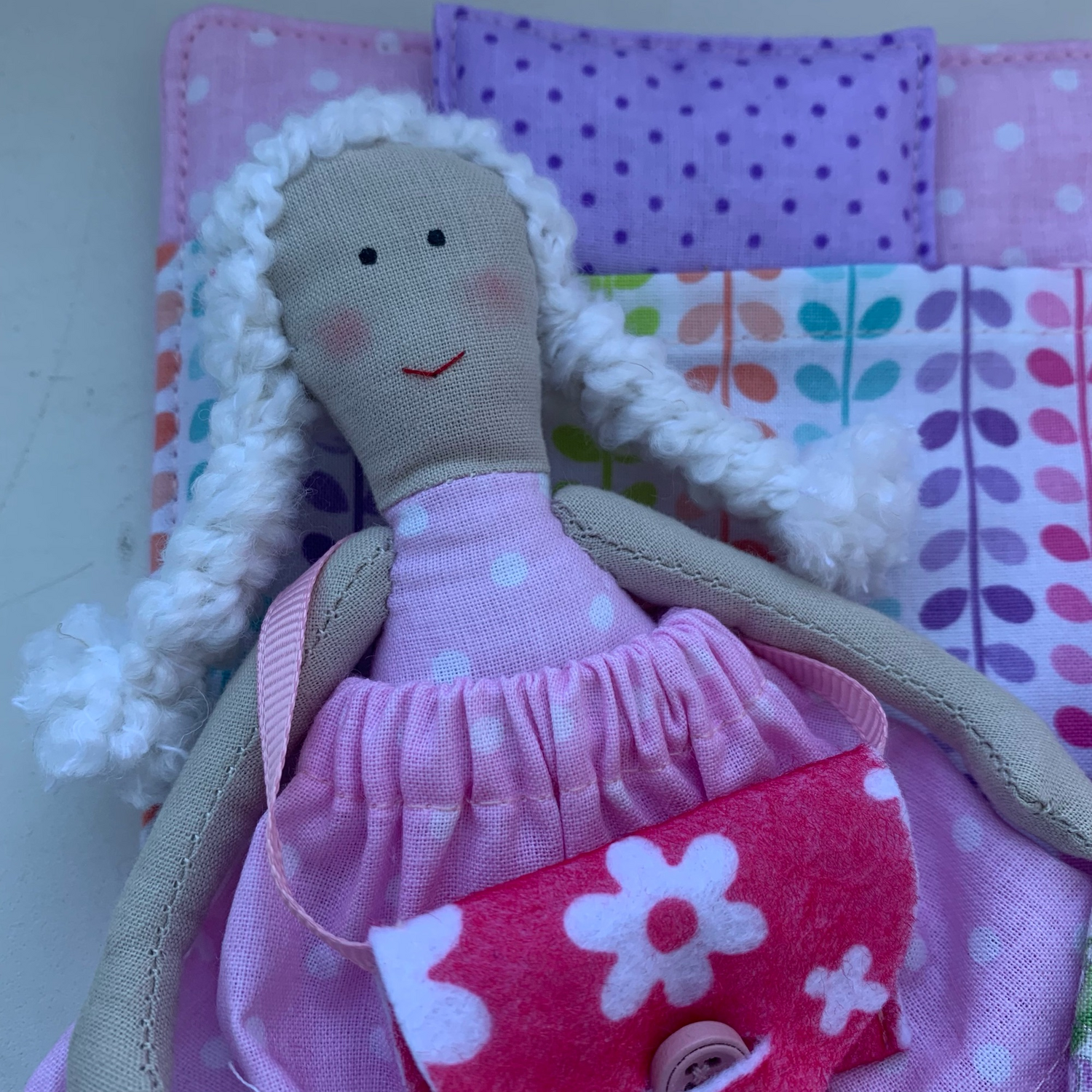 Фото №1 к отзыву покупателя HappilyEverAfter о товаре Кукольный домик с куклой и одеждой