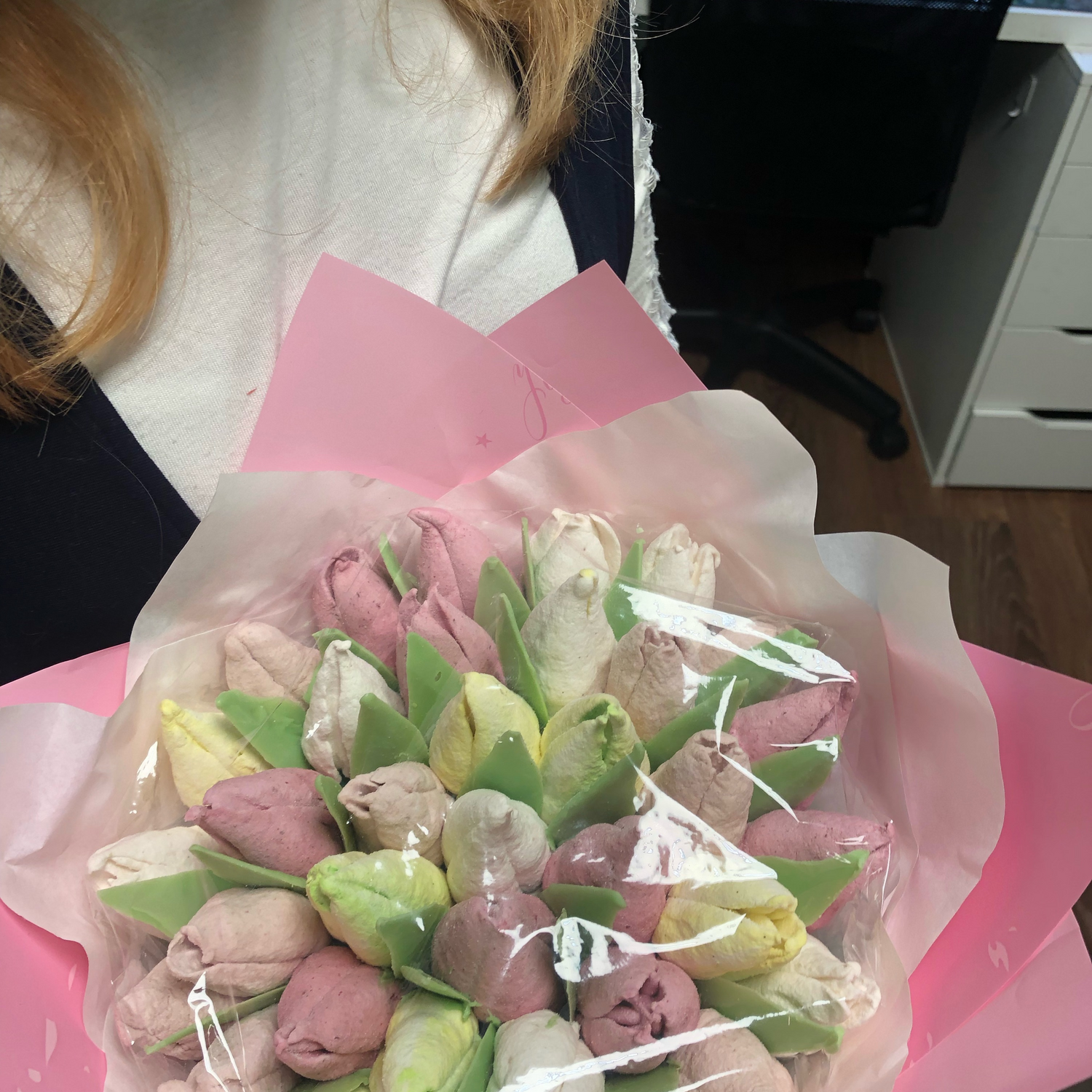 Photo №2 к отзыву покупателя Irina о товаре Съедобные букеты: Букет зефирных тюльпанов