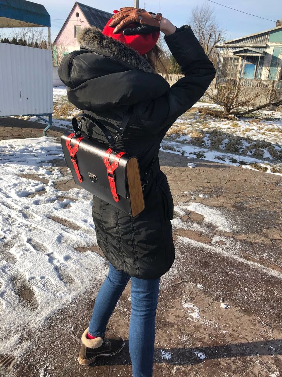 Photo №4 к отзыву покупателя Olga Semenyuk о товаре Портфель: Кожаный портфель рюкзак черно-красный