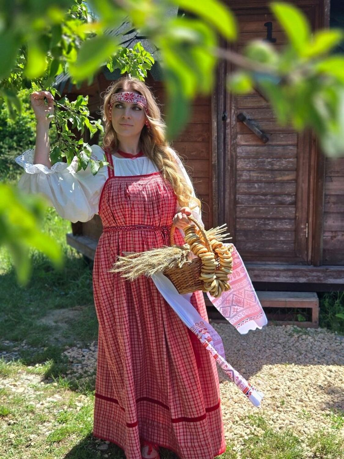 Фото №2 к отзыву покупателя Ирина о товаре Народный костюм.Традиционный сарафан,рубаха длинная, пояс тканый.