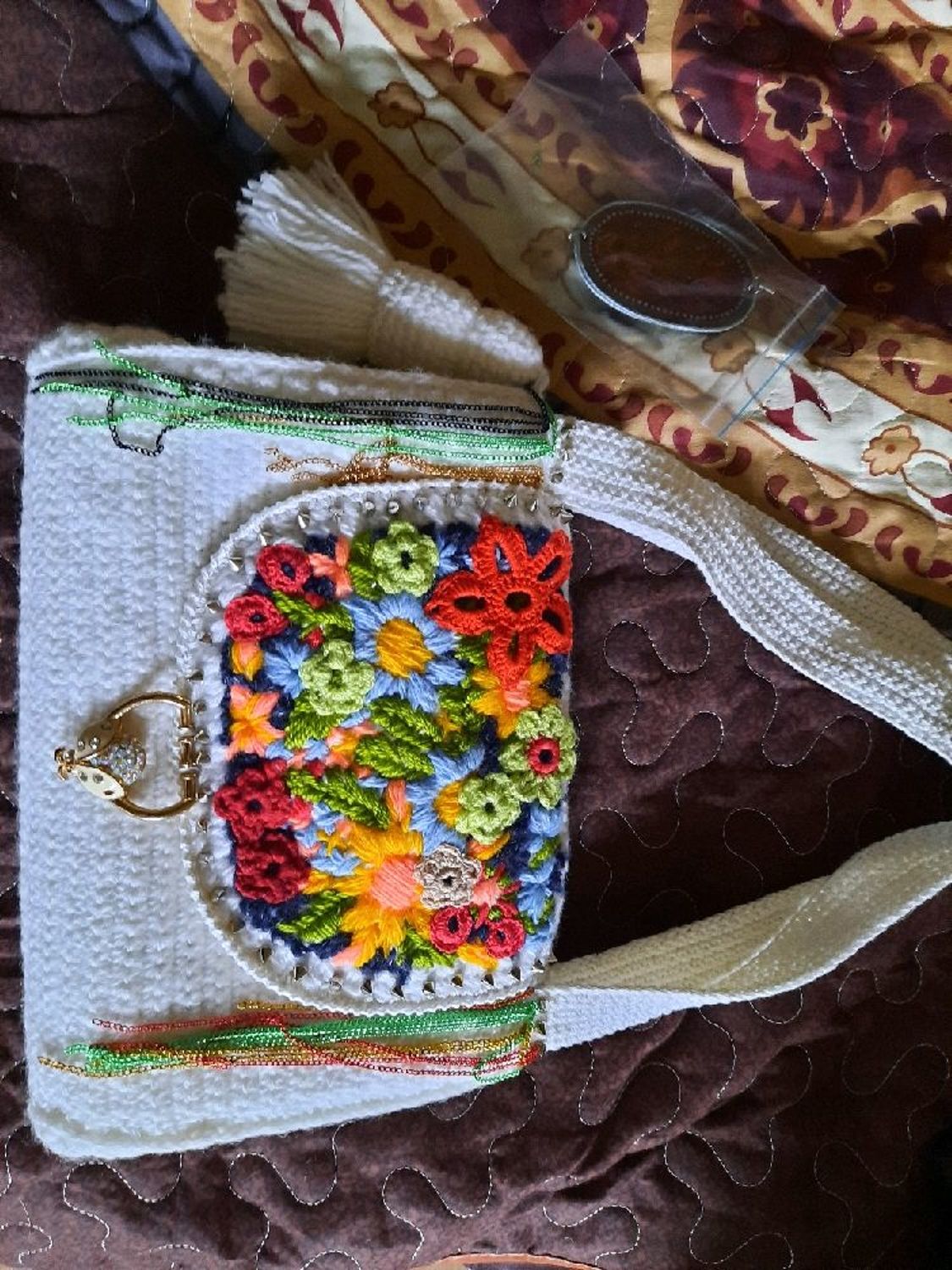 Photo №1 к отзыву покупателя Yuliya о товаре Белая вязаная сумка с клапаном с рисунком цветы и кисточкой