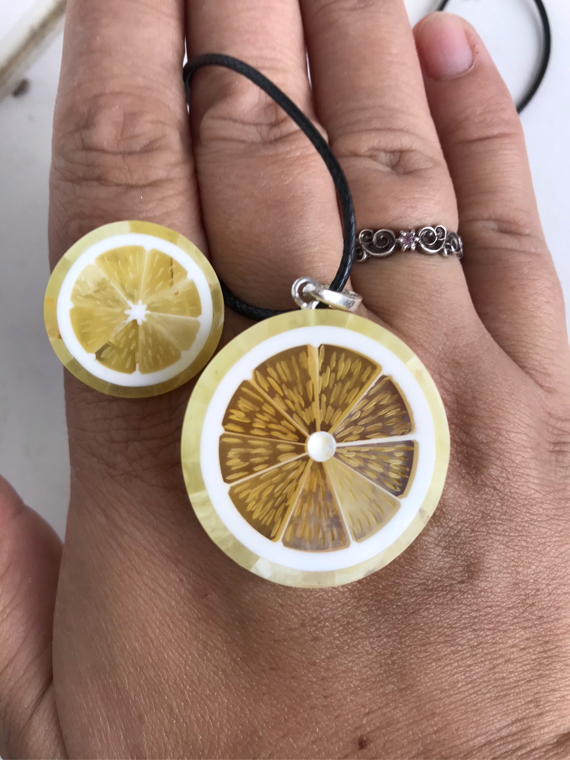 Фото №1 к отзыву покупателя Alicia Marron о товаре Кулон подвеска «долька лимона»