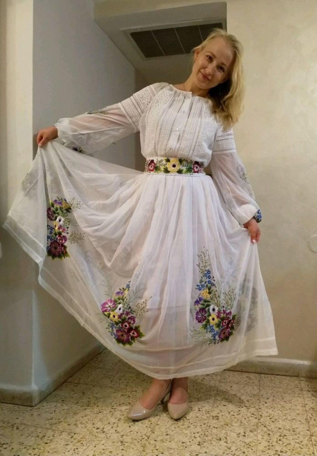 Фото №1 к отзыву покупателя Vadim Fridyev о товаре Белое нарядное платье в пол с ручной вышивкой гладью
