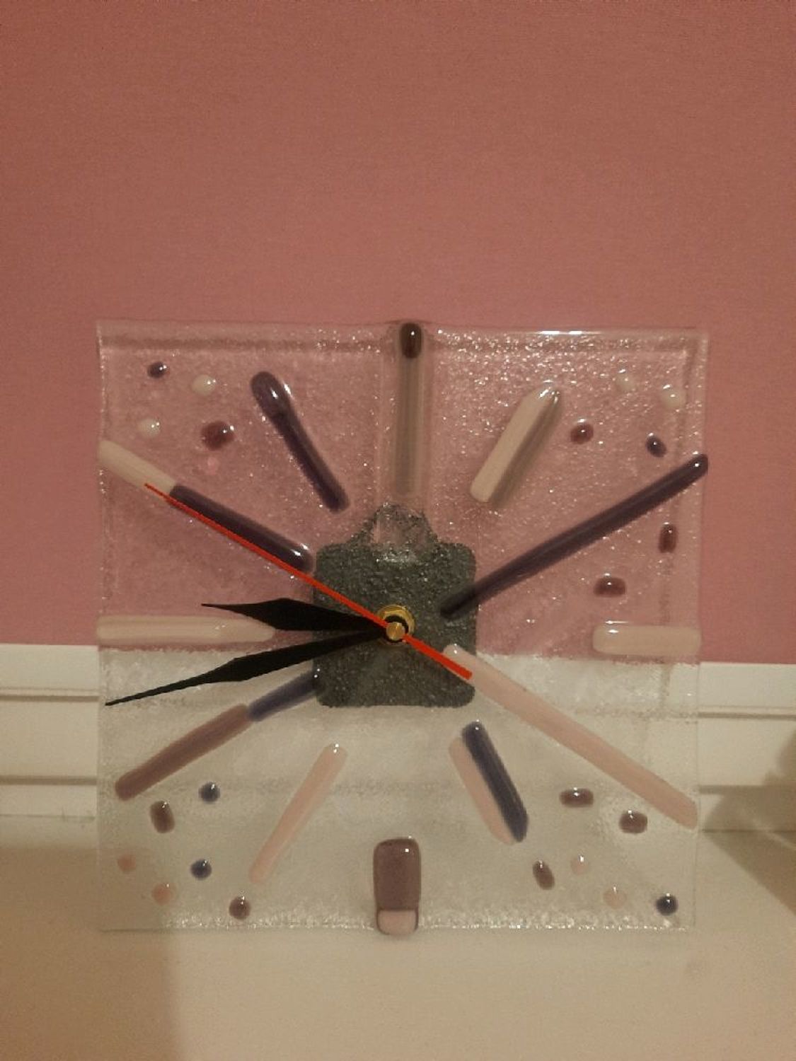Фото №1 к отзыву покупателя М Т о товаре Стильные часы фьюзинг. Стеклянные часы ручной работы. Сиреневый цвет