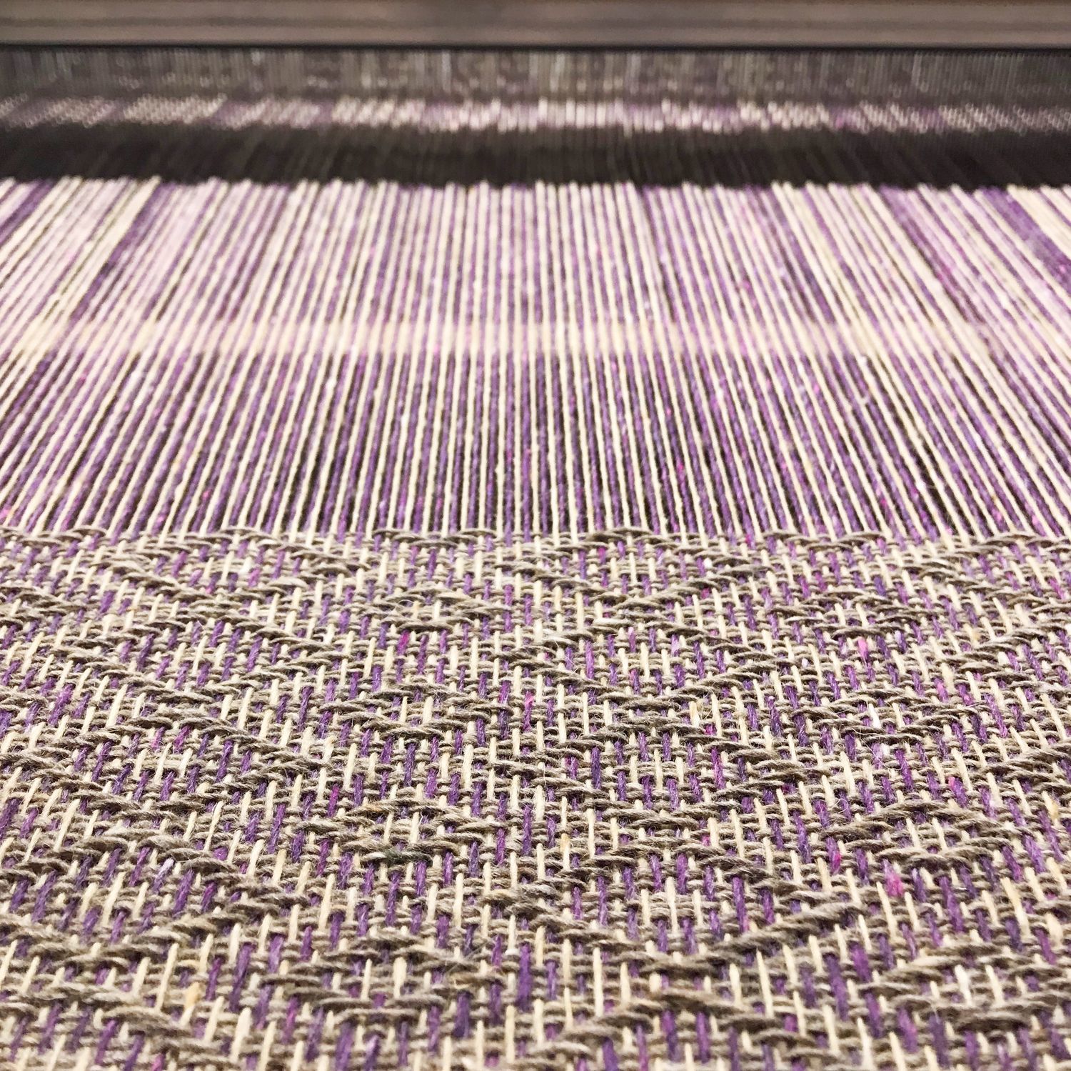 Фото №3 к отзыву покупателя Weaving boutique о товаре Напольный ткацкий станок ТАИРА. Управление - параллельный контрмарш