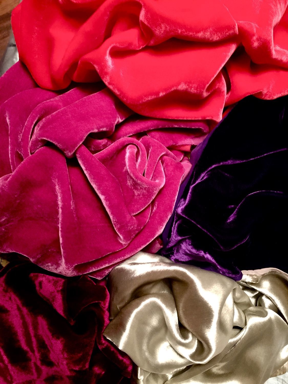 Фото №2 к отзыву покупателя Юлия о товаре Ткань бархат шелковый фуксия ярко розовый ,Италия и еще 3 товара