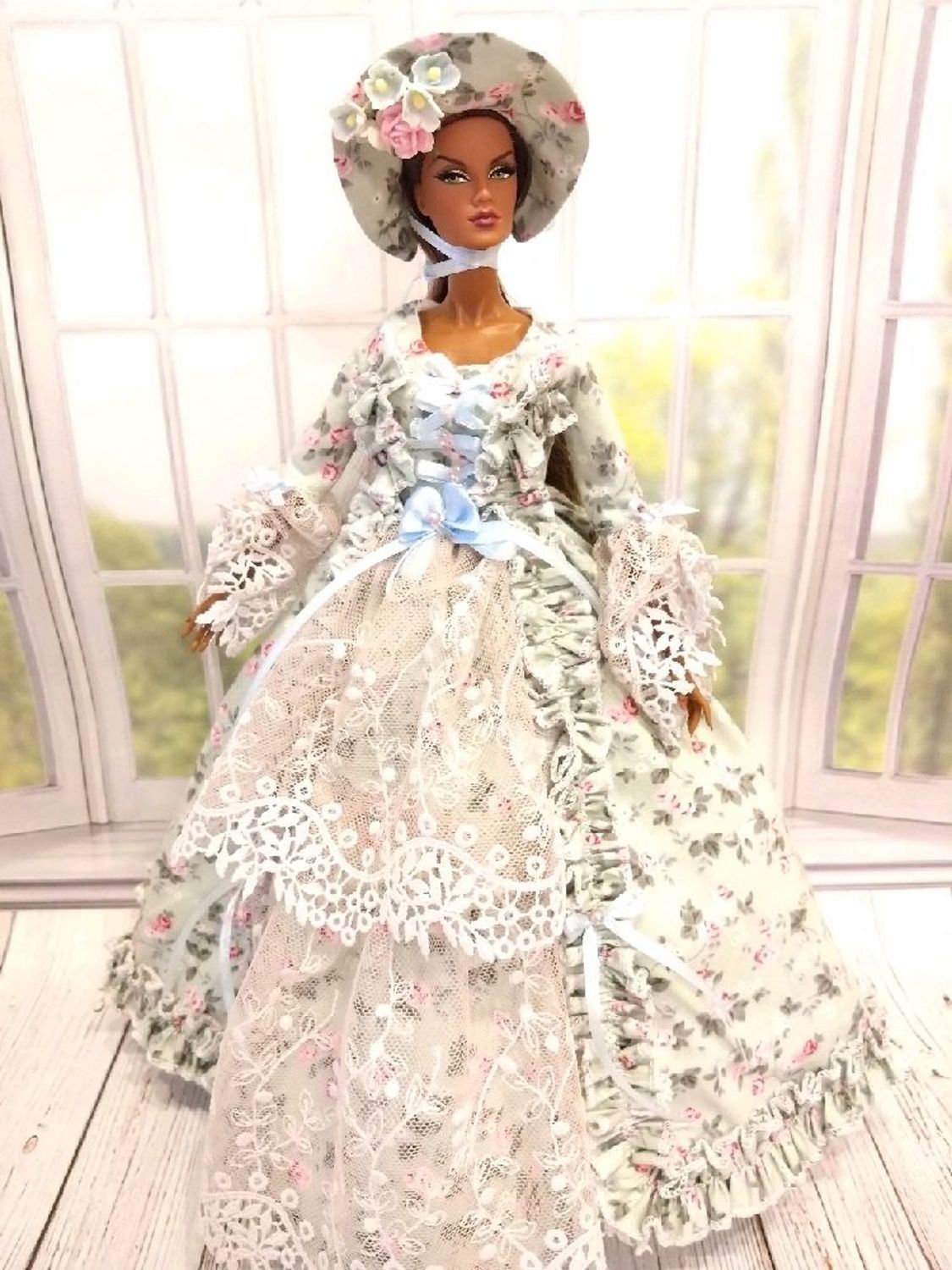 Photo №2 к отзыву покупателя Mariya о товаре Одежда для Барби, Integrity Toys. Историческое платье. and 1 more item