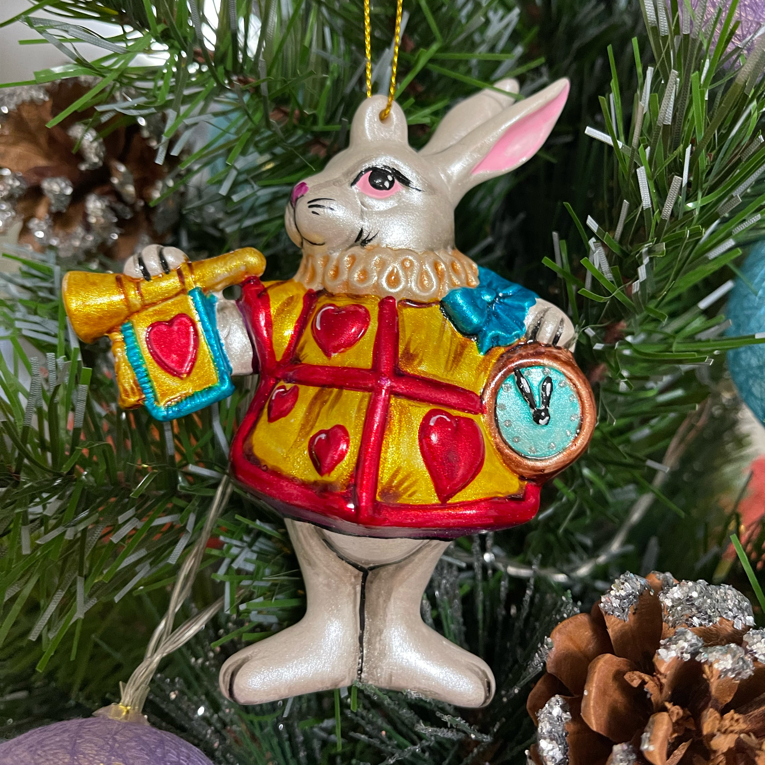 Photo №1 к отзыву покупателя Ekaterina о товаре Елочная игрушка Новогодняя фарфоровая елочная игрушка Кролик Из Алисы