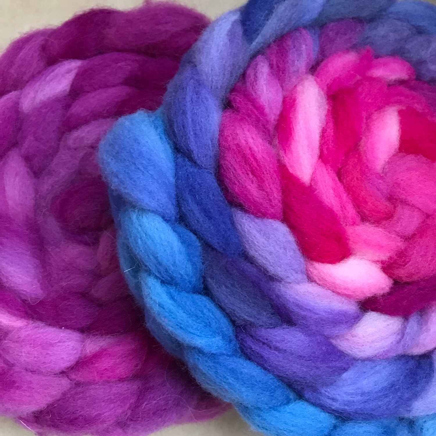 Фото №3 к отзыву покупателя chalsey_knittingthings о товаре Шерсть белая очень мягкая  натуральная овечья для прядения, валяния