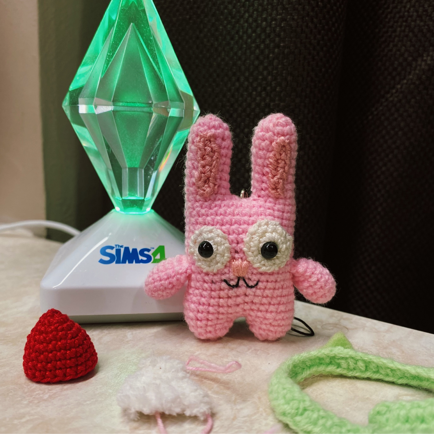 Фото №1 к отзыву покупателя Юлия о товаре Ледяной кролик Ленни из игры Sims 2 и 3. Розовый заяц. Волшебный гном