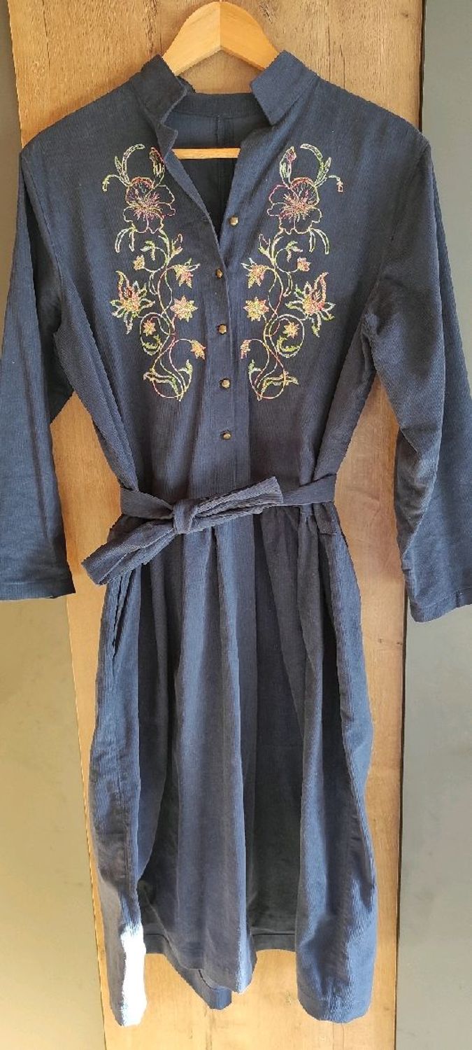 Фото №1 к отзыву покупателя Адель Ситдикова о товаре Платье с вышивкой из микровельвета "Темно-синее"