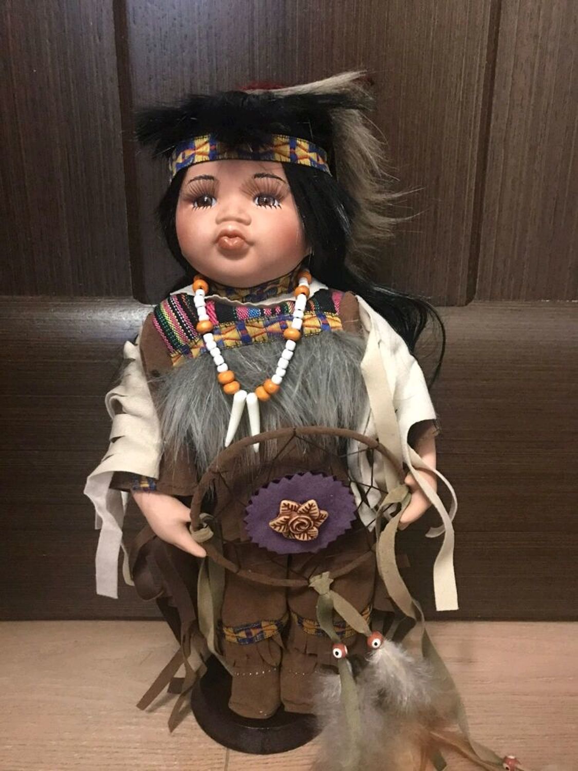 Фото №1 к отзыву покупателя Раиса о товаре Интерьерная кукла: Фарфоровая кукла Индеец Кито + ловец снов