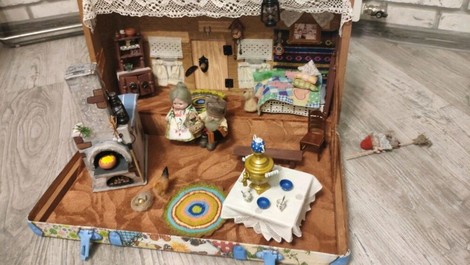 Photo №2 к отзыву покупателя spiritual gifts о товаре Сказка "Курочка Ряба" - кукольный домик в чемодане.