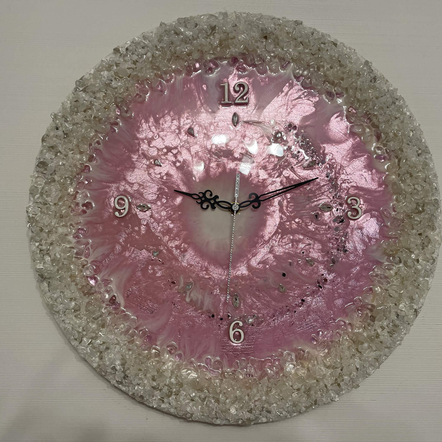 Фото №1 к отзыву покупателя Darya о товаре Розовые блестящие настенные Часы с горным хрусталем
