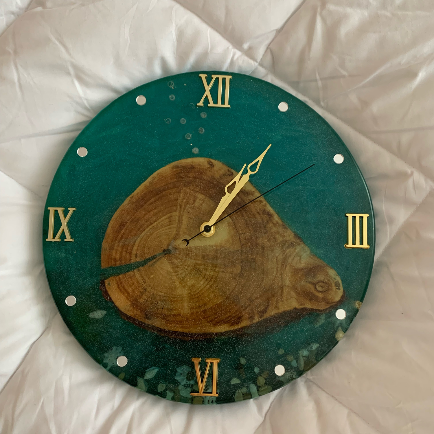 Photo №1 к отзыву покупателя Mariya о товаре Часы настенные Кит, часы со спилом дерева, часы картина